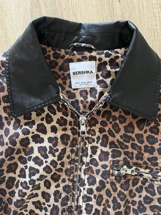 Cazadora animal print Bershka