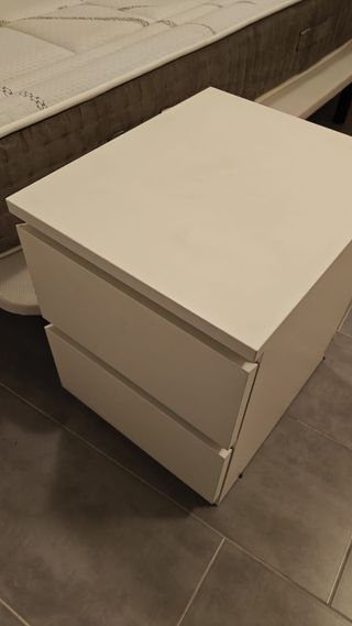 Mesita de noche cajonera blanca