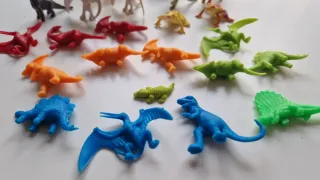 Conjunto di mini dinosauri in plastica