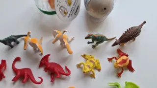 Conjunto di mini dinosauri in plastica