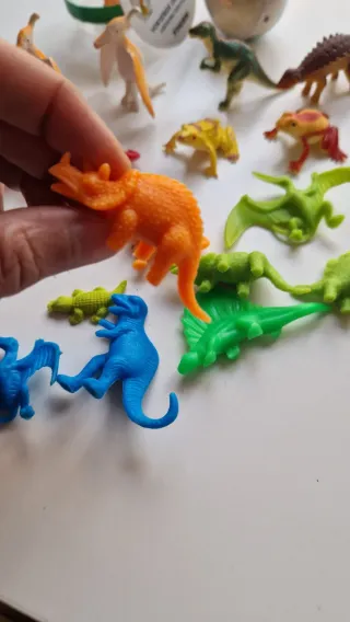 Conjunto di mini dinosauri in plastica