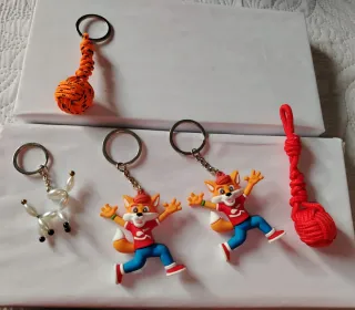 Pulseras y llaveros echos a mano