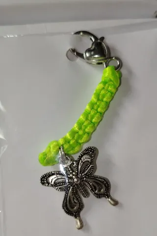 Pulseras y llaveros echos a mano