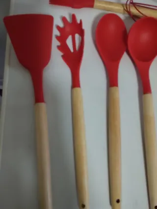 Set Utensili Cucina Silicone e Legno Rossi