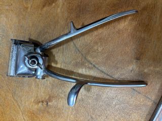 Máquina cortapelos antigua de metal