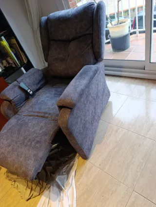 Sillón reclinable gris tela