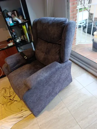 Sillón reclinable gris tela