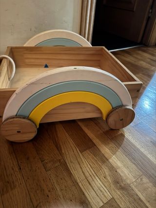 Carro de madera Montessori con diseño arcoiris