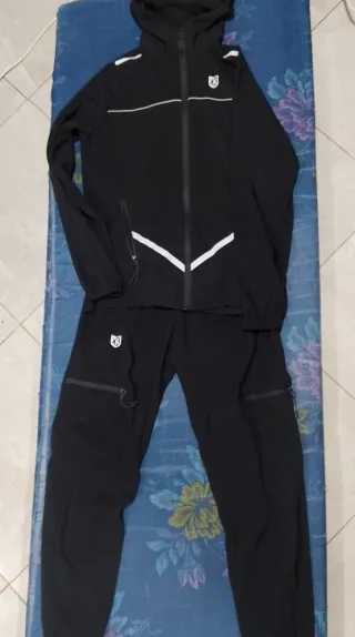Chándales deportivos Talla XL Cada chándal por 25€