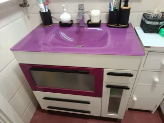 Mueble de baño moderno morado y blanco