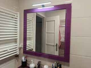 Mueble de baño moderno morado y blanco