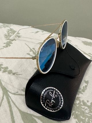 Gafas de sol Ray-Ban doradas y blancas con estuche