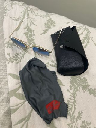 Gafas de sol Ray-Ban doradas y blancas con estuche