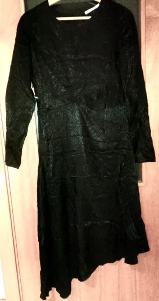 Vestido marca Camaieu, de raso con estampado negro