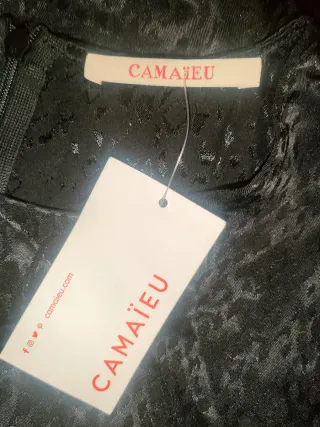 Vestido marca Camaieu, de raso con estampado negro