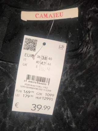 Vestido marca Camaieu, de raso con estampado negro