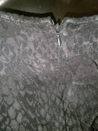 Vestido marca Camaieu, de raso con estampado negro