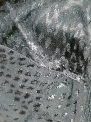 Vestido marca Camaieu, de raso con estampado negro