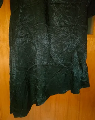 Vestido marca Camaieu, de raso con estampado negro
