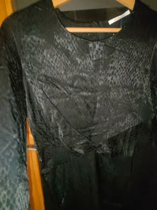Vestido marca Camaieu, de raso con estampado negro