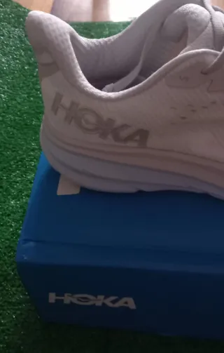 Zapatillas HOKA nuevas de color gris y naranja