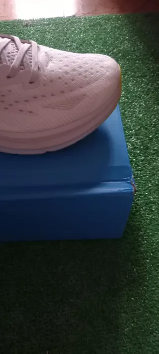 Zapatillas HOKA nuevas de color gris y naranja