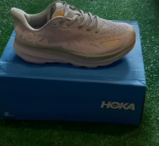 Zapatillas HOKA nuevas de color gris y naranja