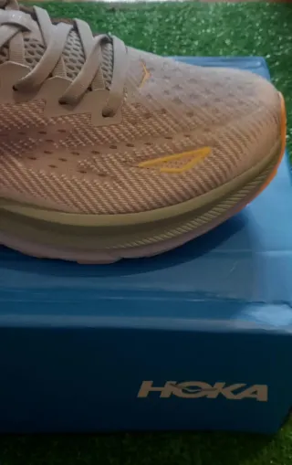 Zapatillas HOKA nuevas de color gris y naranja