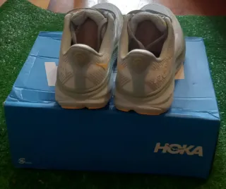 Zapatillas HOKA nuevas de color gris y naranja