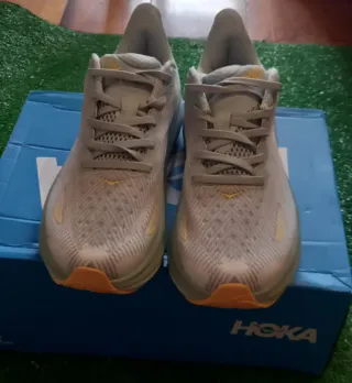 Zapatillas HOKA nuevas de color gris y naranja