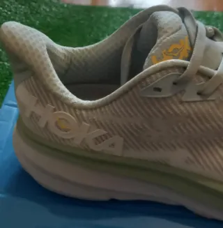 Zapatillas HOKA nuevas de color gris y naranja