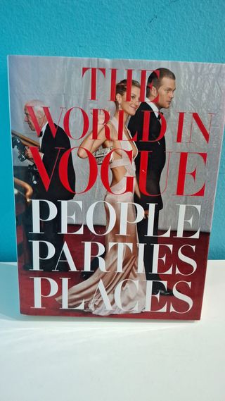 Libro de tapa dura "The World in Vogue: People, Pa