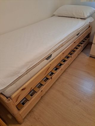 Cama apilable con 2 colchones y almohadas