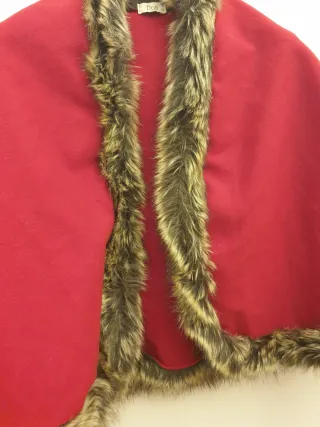 Capa roja con pelo sintético