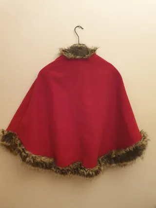 Capa roja con pelo sintético