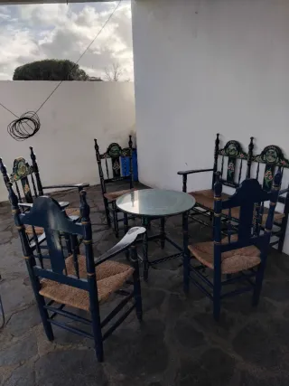 Juego de mesa y sillas de patio sevillano