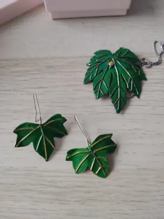 Colgante y pendientes hoja verde y oro, artesanía