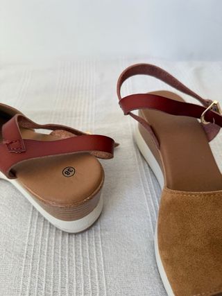 Sandalias tacón plataforma marrón y rojo