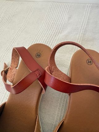 Sandalias tacón plataforma marrón y rojo