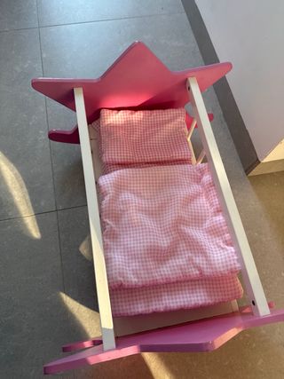 Cuna de madera para muñecos con ropa
