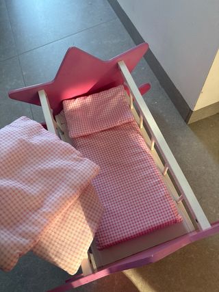 Cuna de madera para muñecos con ropa