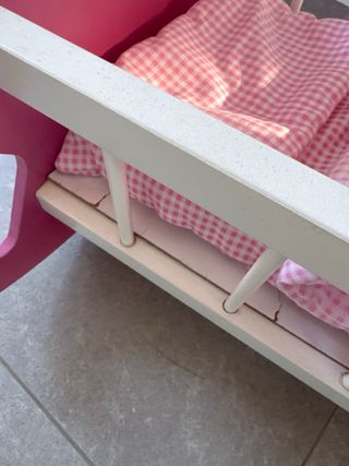 Cuna de madera para muñecos con ropa