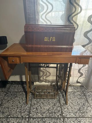 Máquina de coser Alfa antigua