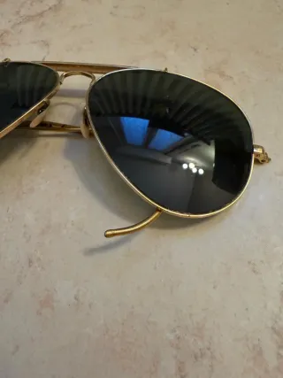 Occhiali da sole aviator oro neri.