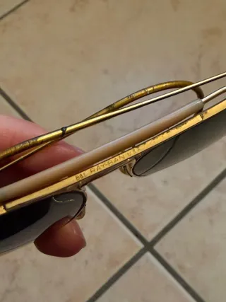 Occhiali da sole aviator oro neri.