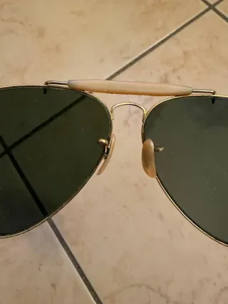 Occhiali da sole aviator oro neri.