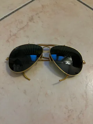 Occhiali da sole aviator oro neri.