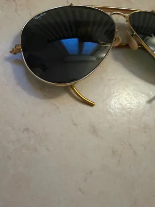 Occhiali da sole aviator oro neri.