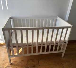 Cuna blanca para bebé
