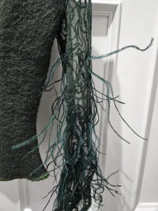 Top fiesta de encaje con plumas de mohair verde